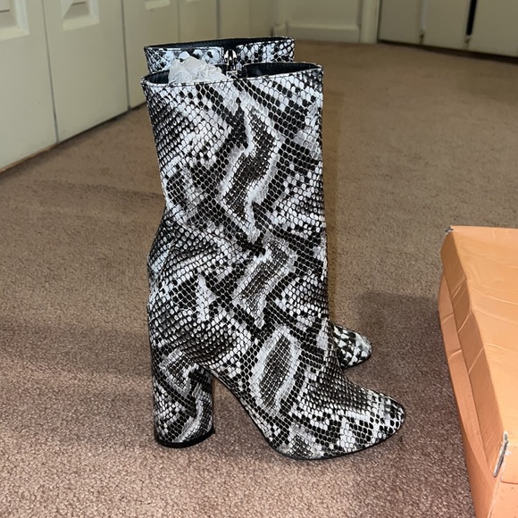 Snakeskin boots - Picture 4 of 5